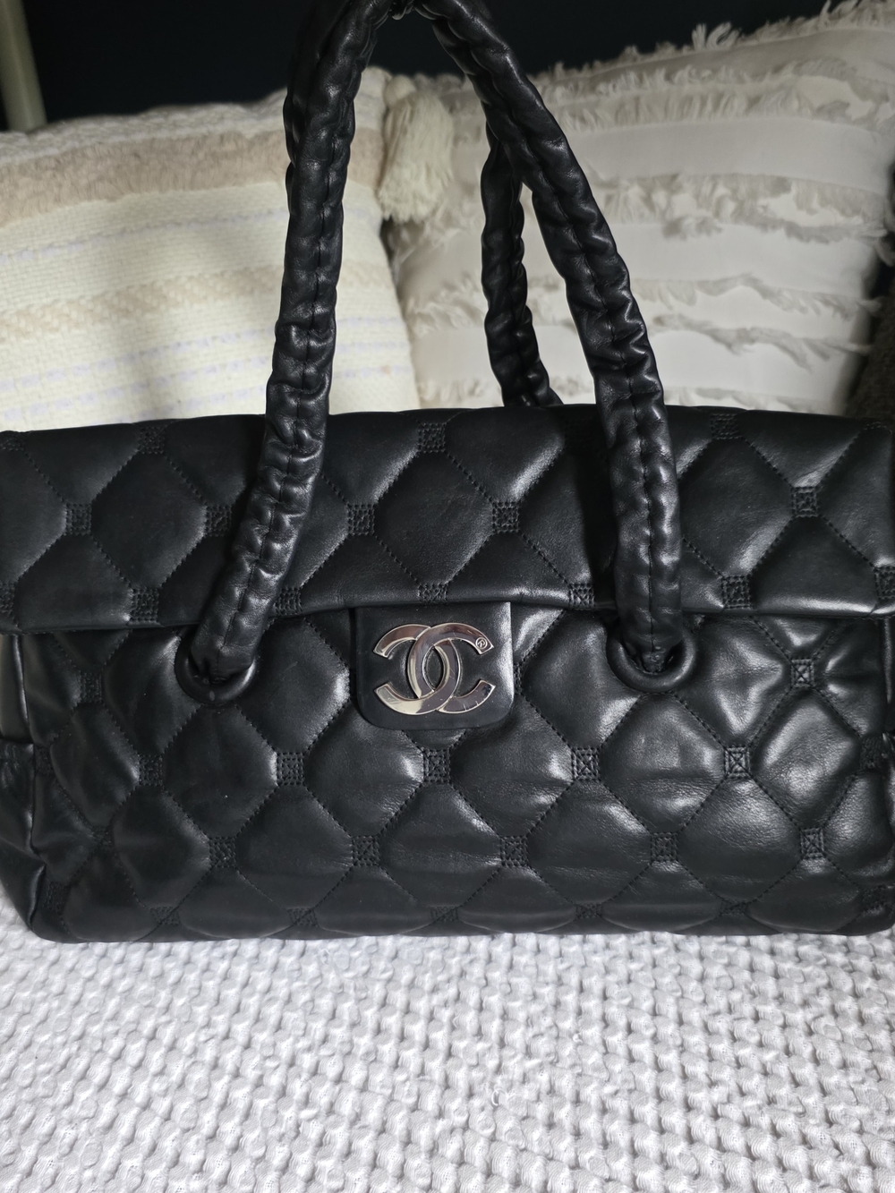 1:1 Chanel Black Quilted Leather Shoulder Bag with Silver CC Turnlock